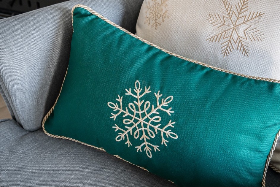 Beżowa poduszka zimowa Snowflake VIII 45x45 cm