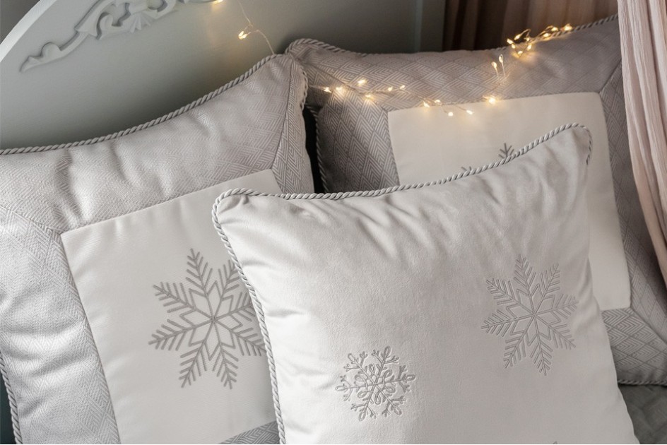 Srebrna poduszka zimowa Snowflake IV  50x50 cm