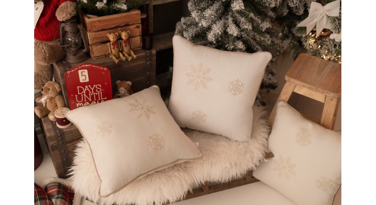 Welurowa złota poduszka zimowa Snowflake VI 45x45cm