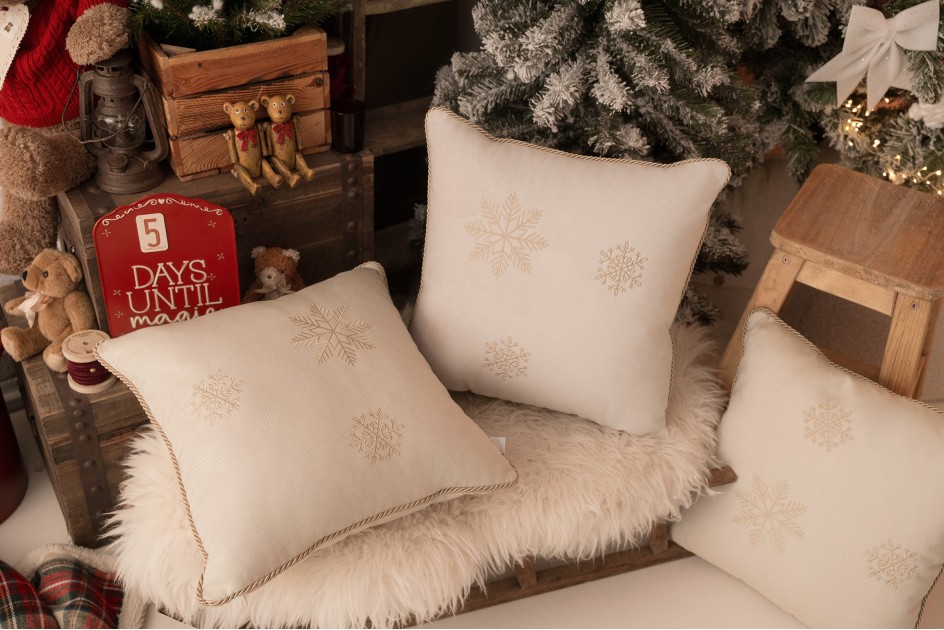 Welurowa złota poduszka zimowa Snowflake VI 45x45cm