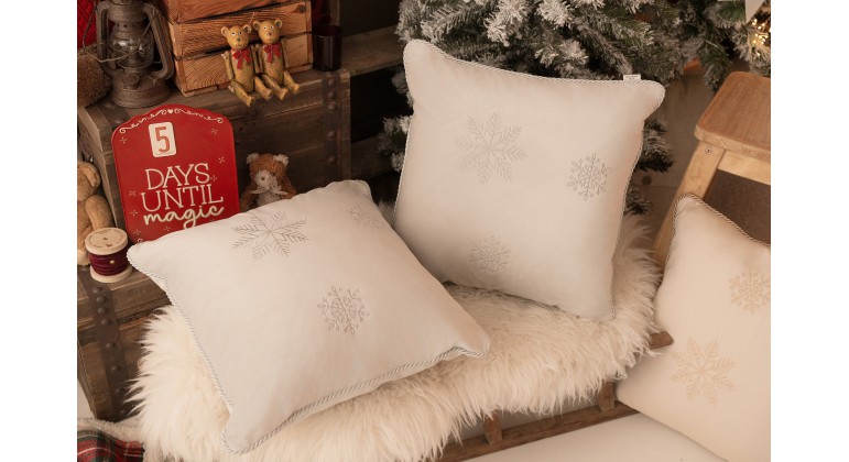 Welurowa srebrna poduszka zimowa Snowflake V 45x45cm