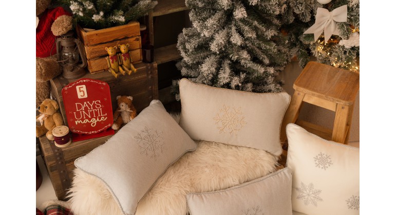 Szara poduszka zimowa Snowflake IX 50 x 30 cm