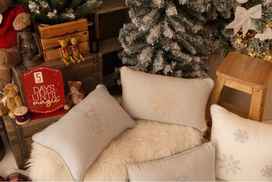 Szara poduszka zimowa Snowflake IX 50 x 30 cm