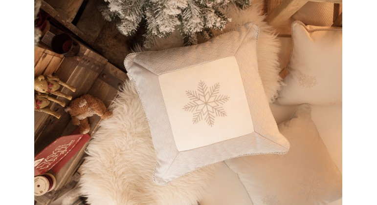 Srebrna poduszka zimowa Snowflake IV  50x50 cm