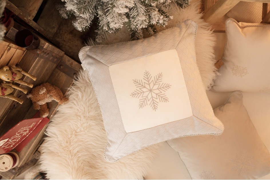 Srebrna poduszka zimowa Snowflake IV  50x50 cm