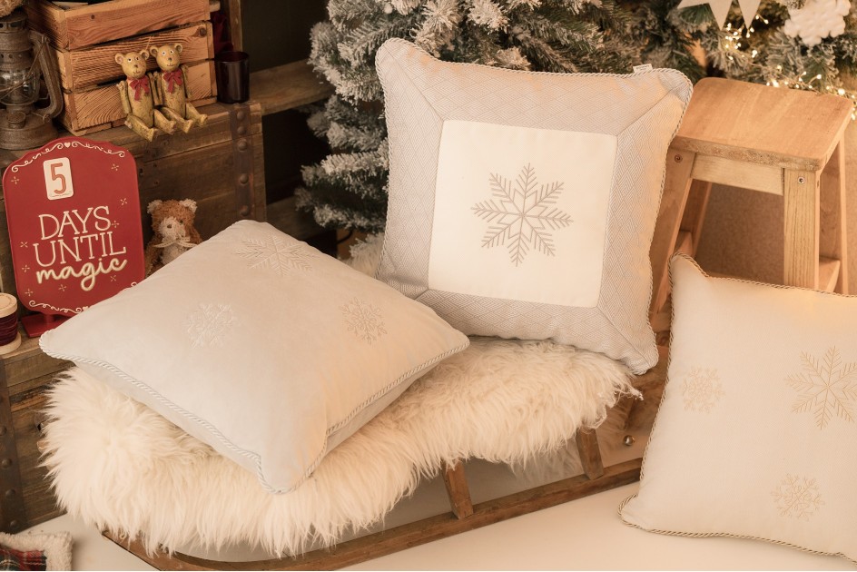 Srebrna poduszka zimowa Snowflake IV  50x50 cm