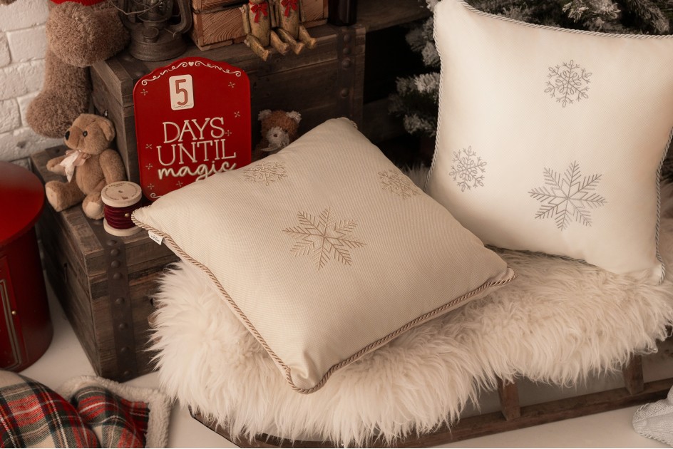 Biała poduszka zimowa Snowflake VII  45x45 cm