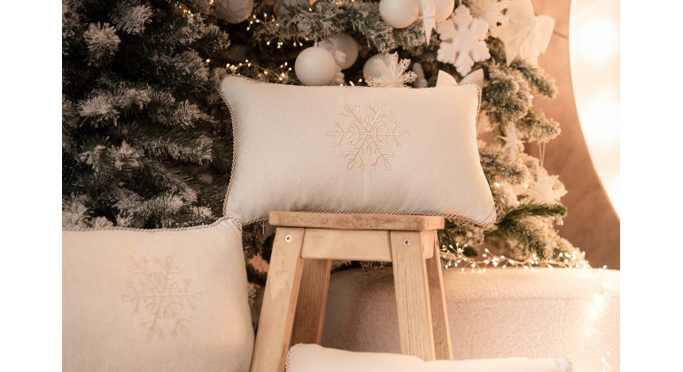 Beżowa poduszka zimowa Snowflake X 50 x 30 cm