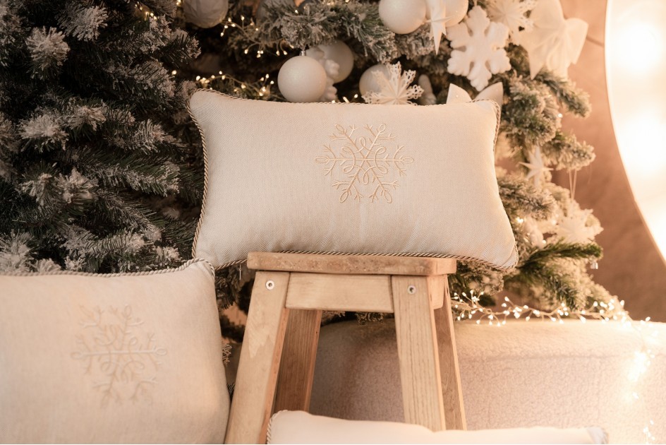 Beżowa poduszka zimowa Snowflake X 50 x 30 cm