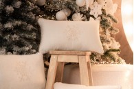 Beżowa poduszka zimowa Snowflake X 50 x 30 cm