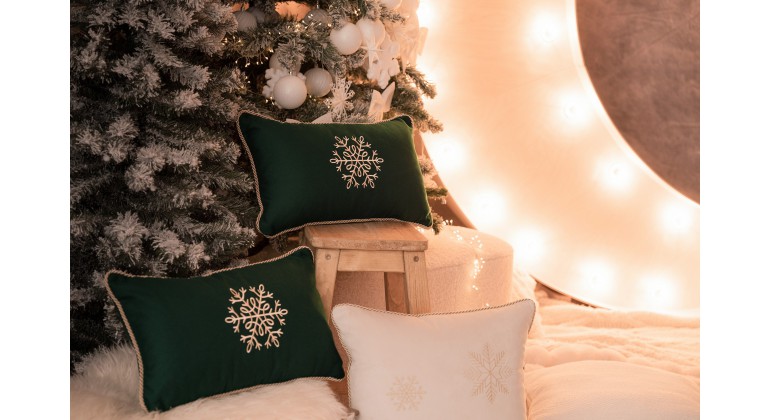 Zielona poduszka zimowa Snowflake II  50 x 30 cm
