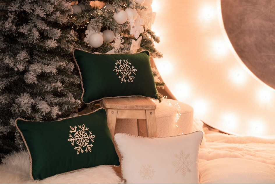 Zielona poduszka zimowa Snowflake II  50 x 30 cm