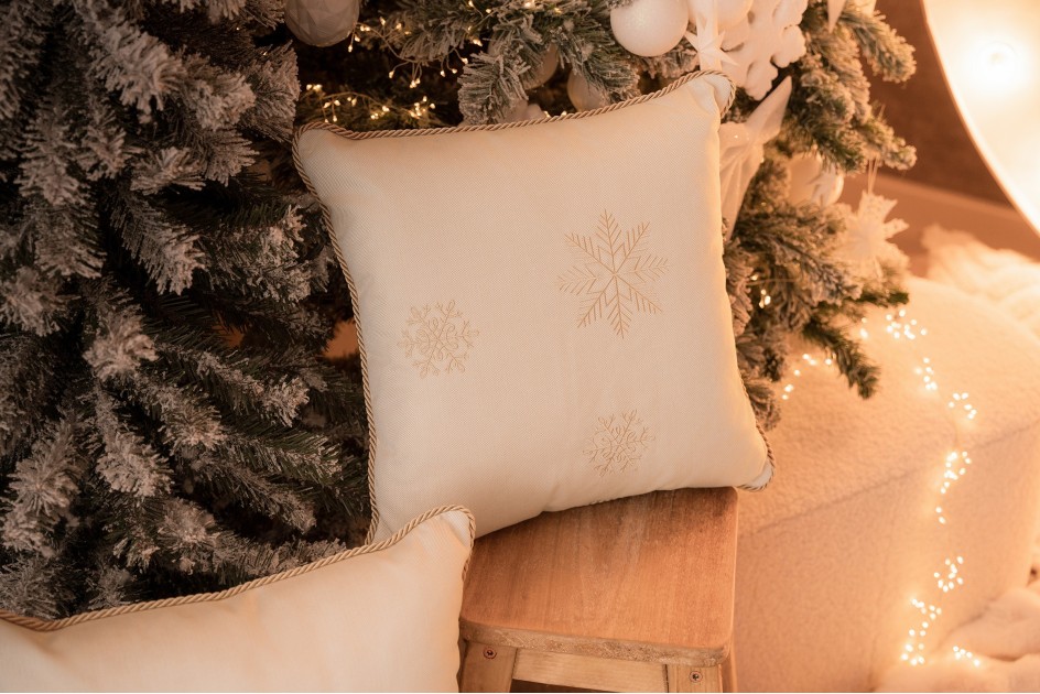 Beżowa poduszka zimowa Snowflake VIII 45x45 cm