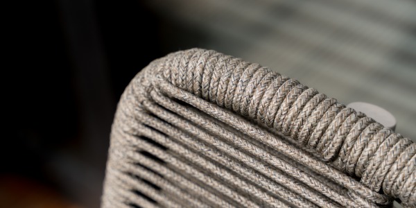 Najlepsze materiały na meble ogrodowe: co przetrwa każdą pogodę?