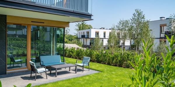 Praktyczne wskazówki: jak zorganizować przestrzeń z meblami ogrodowymi?