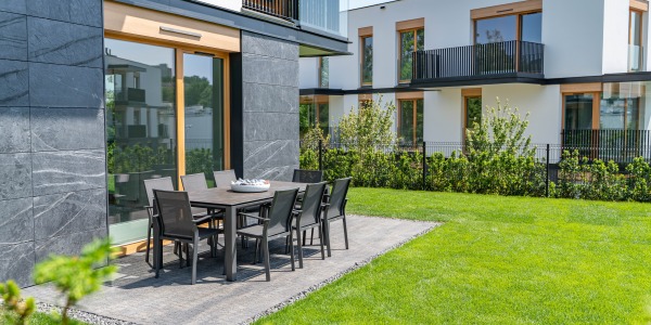 Jak dobrać rozmiar mebli ogrodowych do przestrzeni dostępnej na tarasie lub balkonie?