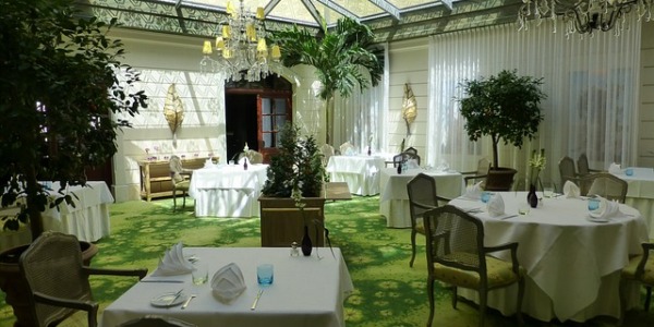 Jadalnia w ogrodzie zimowym - 5 pomysłów na stworzenie wyjątkowej przestrzeni